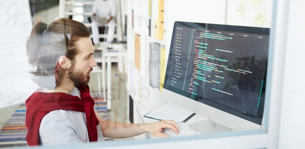 programador creando tienda virtual en Colombia