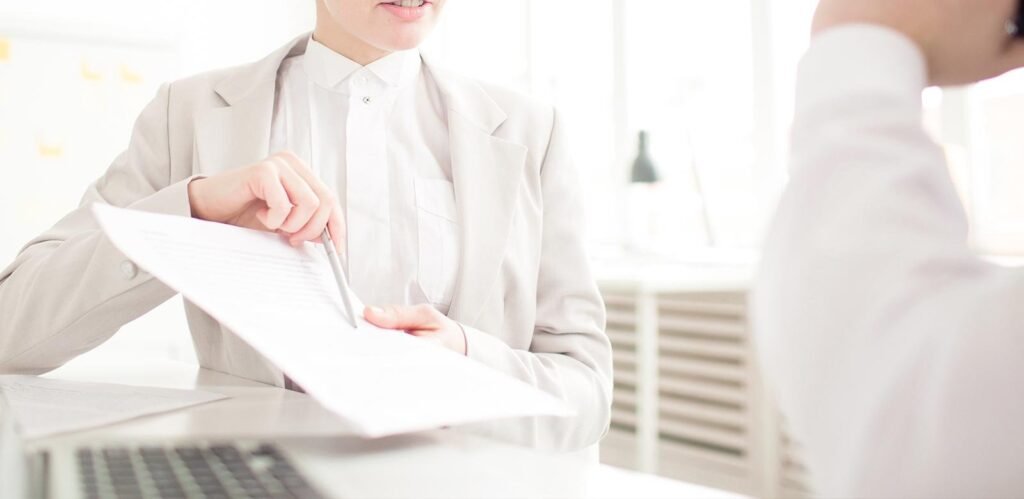 Mujer explicando los requisitos legales para una tienda virtual en Colombia