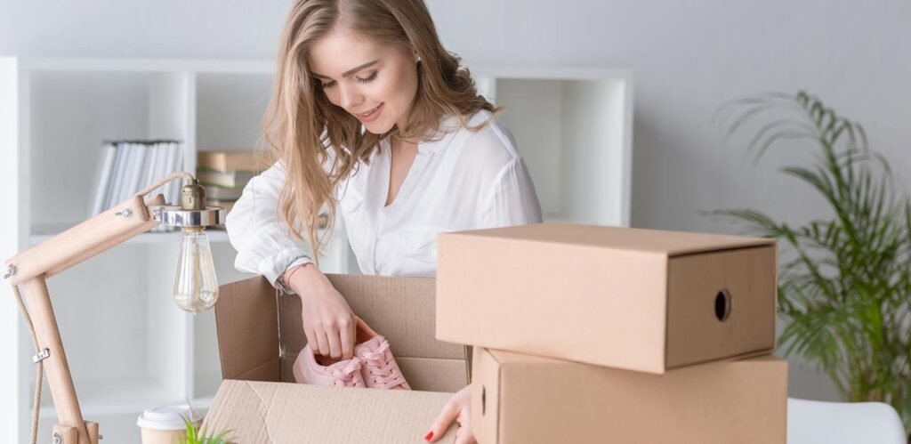mujer empaca productos de su tienda virtual